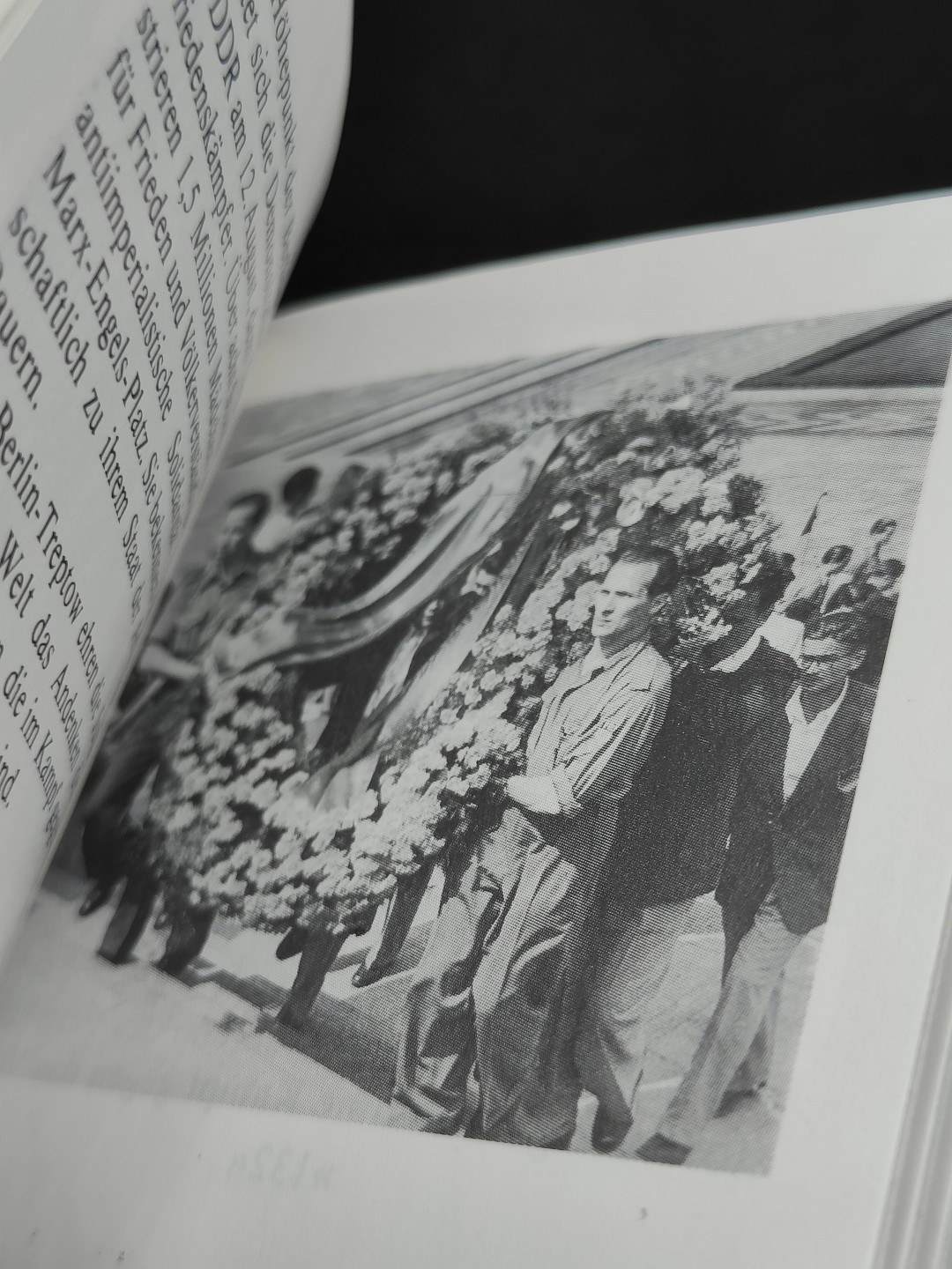 全场0元起拍 第48期 咸鱼国勋章拍卖专场 4月19日（周三）下午6：00开始 东德fdj迷你书 350页左右