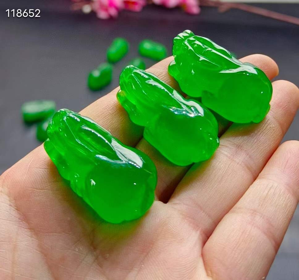 顶级龙石种帝王绿翡翠貔貅挂件，整、料雕刻，水头超好，超级完美（单个售价）