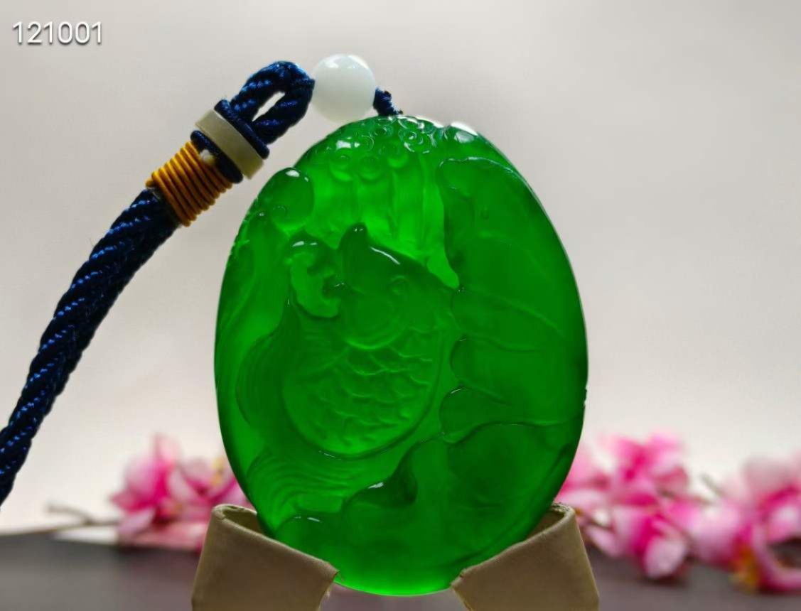 顶级龙石种帝王绿翡翠“连年有余”手把件，整料雕刻，水头超好，超级完美，重107克