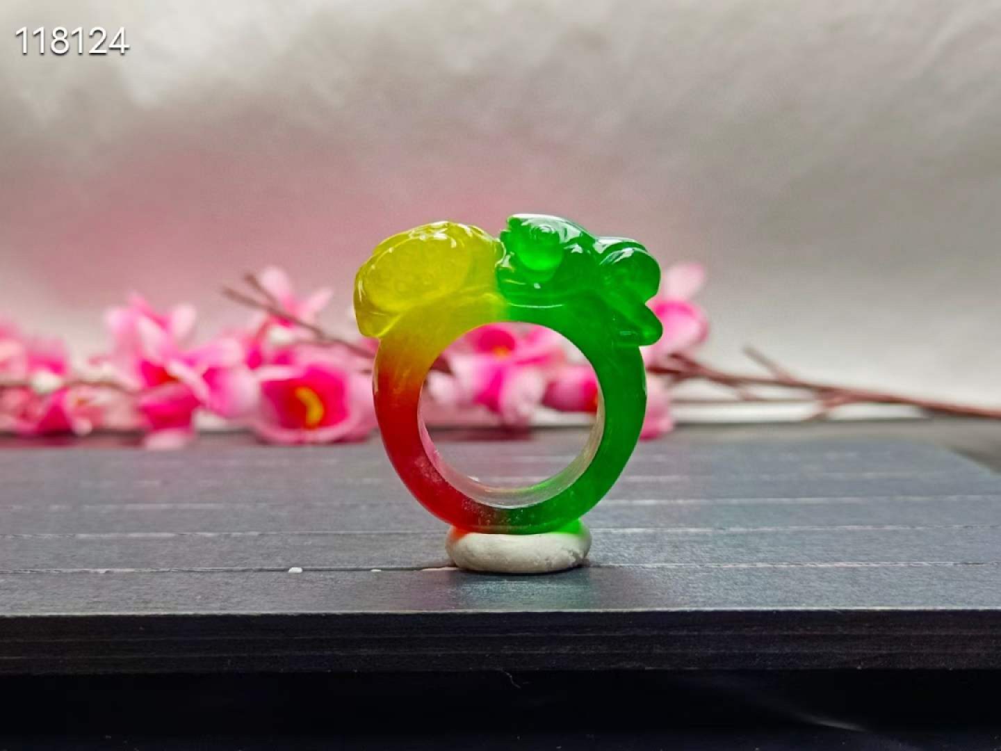 顶级龙石种多彩翡翠雕花马鞍戒指，水头超好，超级完美，整料雕刻