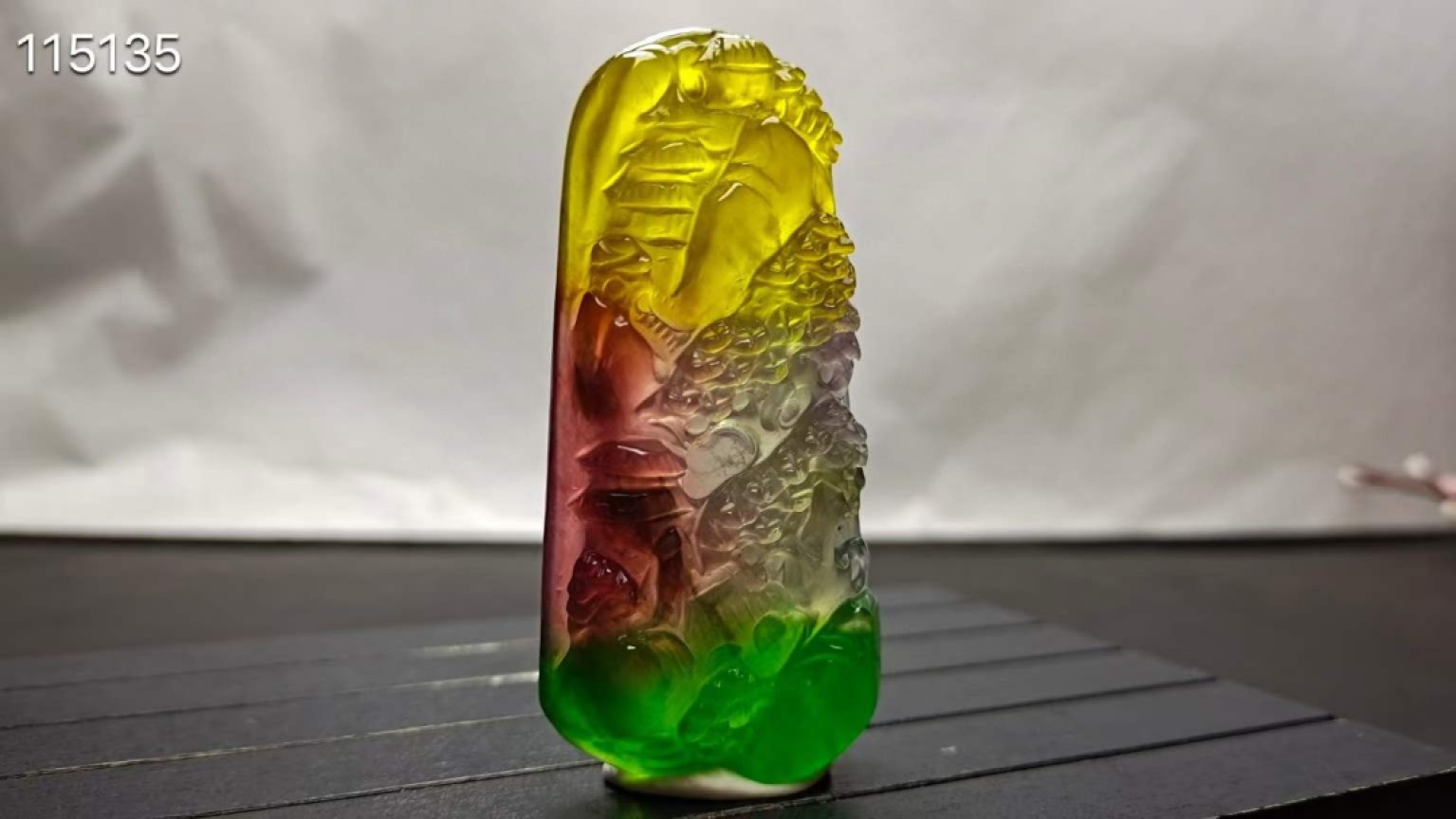 顶级龙石种多彩超大超厚翡翠山水牌，整料雕刻，水头超好，超级完美，重71.5克