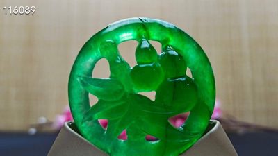 龙石种帝王绿翡翠镂空挂件，整料雕刻，水头超好，超级完美，起莹光 龙石种帝王绿翡翠镂空挂件，整料雕刻，水头超好，超级完美，起莹光