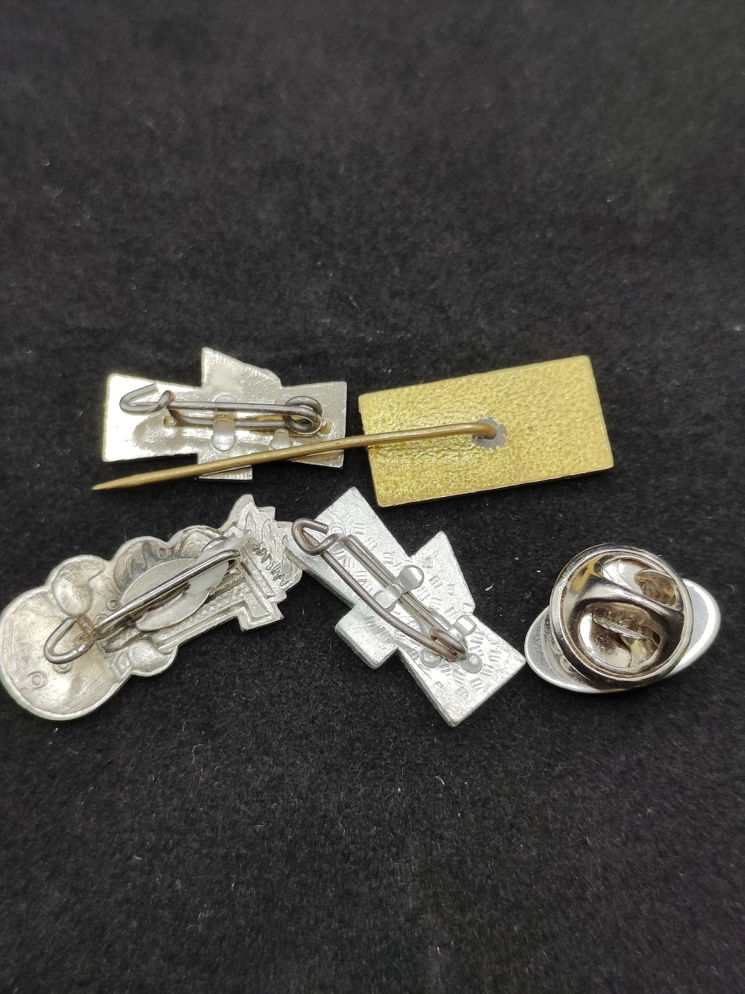 全场0元起拍 第48期 咸鱼国勋章拍卖专场 4月19日（周三）下午6：00开始 东德徽章一组