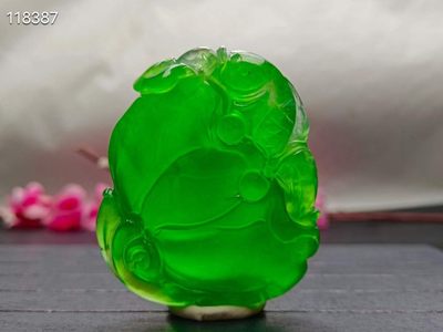 超大超厚顶级龙石种帝王绿翡翠“年年有余”挂件，整料雕刻，莹光感超强，水头超好，超级完美，重77.7克 超大超厚顶级龙石种帝王绿翡翠“年年有余”挂件，整料雕刻，莹光感超强，水头超好，超级完美，重77.7克