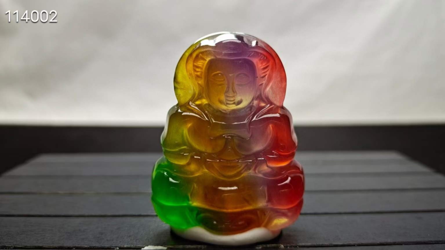 龙石种多彩翡翠观音挂件，整料雕刻，水头超好，超级完美