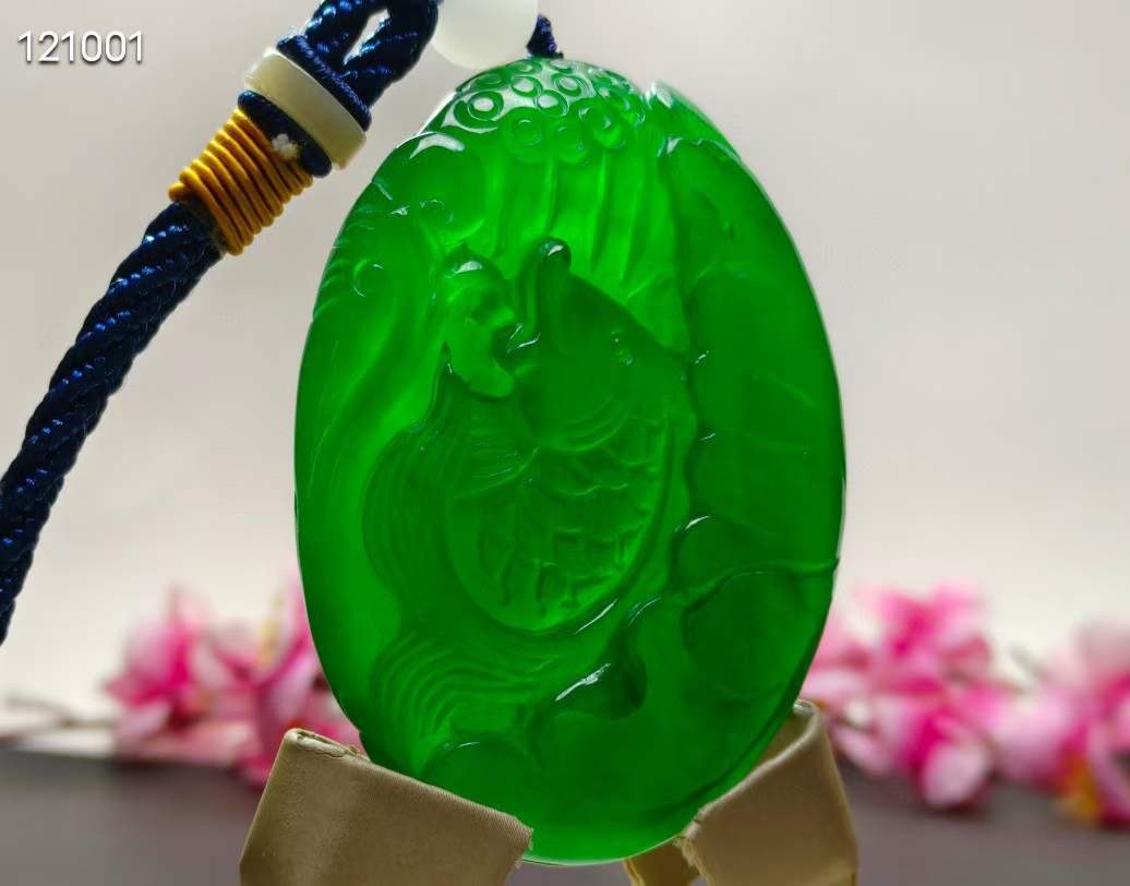 顶级龙石种帝王绿翡翠“连年有余”手把件，整料雕刻，水头超好，超级完美，重107克