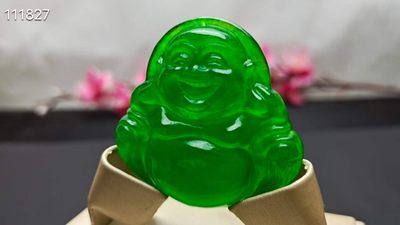 冰种帝王绿翡翠弥勒佛挂件，整料雕刻，水头超好，完美 冰种帝王绿翡翠弥勒佛挂件，整料雕刻，水头超好，完美