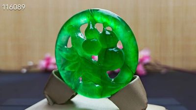 龙石种帝王绿翡翠镂空挂件，整料雕刻，水头超好，超级完美，起莹光 龙石种帝王绿翡翠镂空挂件，整料雕刻，水头超好，超级完美，起莹光