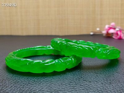 顶级龙石种祖母绿翡翠雕花手镯一对，满工雕刻，超级完美，水头超好，莹光感超强，重70.7/71克，口径61 顶级龙石种祖母绿翡翠雕花手镯一对，满工雕刻，超级完美，水头超好，莹光感超强，重70.7/71克，口径61