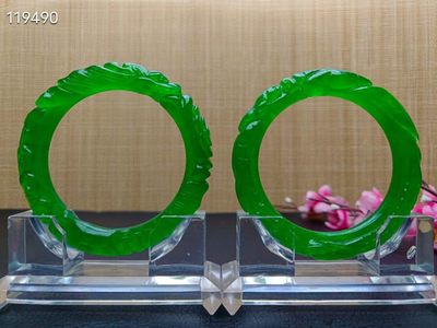 顶级龙石种祖母绿翡翠雕花手镯一对，满工雕刻，超级完美，水头超好，莹光感超强，重70.7/71克，口径61 顶级龙石种祖母绿翡翠雕花手镯一对，满工雕刻，超级完美，水头超好，莹光感超强，重70.7/71克，口径61
