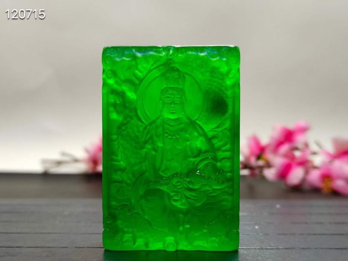 顶级龙石种帝王绿翡翠佛挂件，整料雕刻，水头超好，超级完美，重101.9克