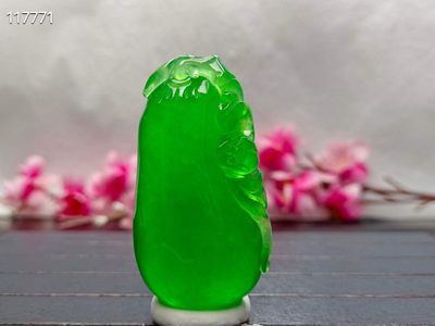 顶级龙石种帝王绿翡翠挂件，水头超好，整料雕刻，超级完美，莹光感超强，重54.3克 顶级龙石种帝王绿翡翠挂件，水头超好，整料雕刻，超级完美，莹光感超强，重54.3克