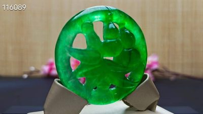 龙石种帝王绿翡翠镂空挂件，整料雕刻，水头超好，超级完美，起莹光 龙石种帝王绿翡翠镂空挂件，整料雕刻，水头超好，超级完美，起莹光