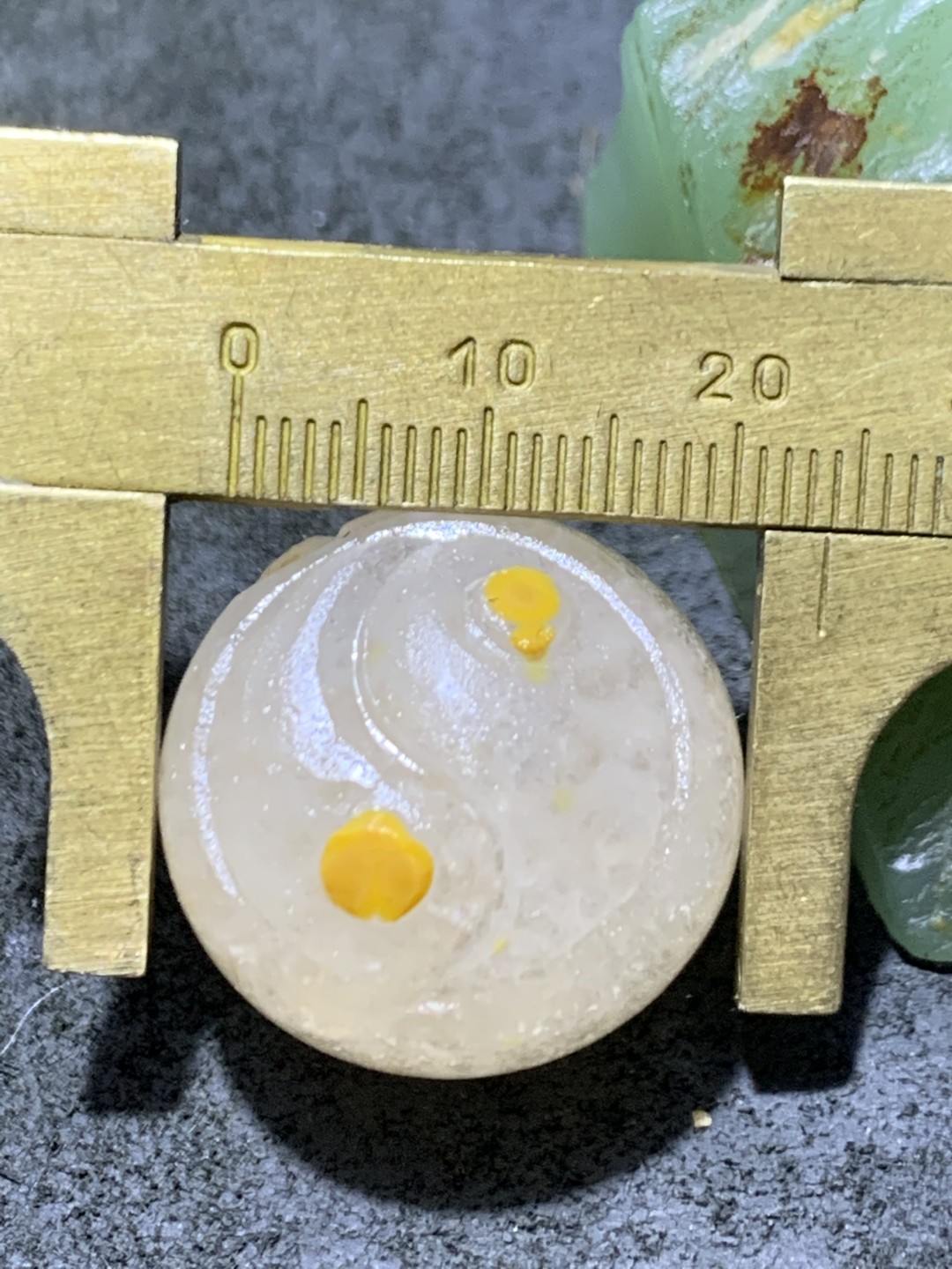 精美亚光冰飘糖心料战国红玛瑙手工俏色巧雕双太极珠一颗！