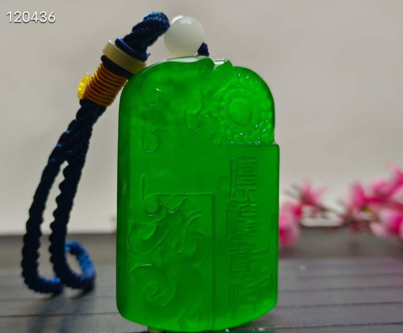 顶级龙石种帝王绿翡翠手把件，水头超好，整料雕刻，超级完美，重98克