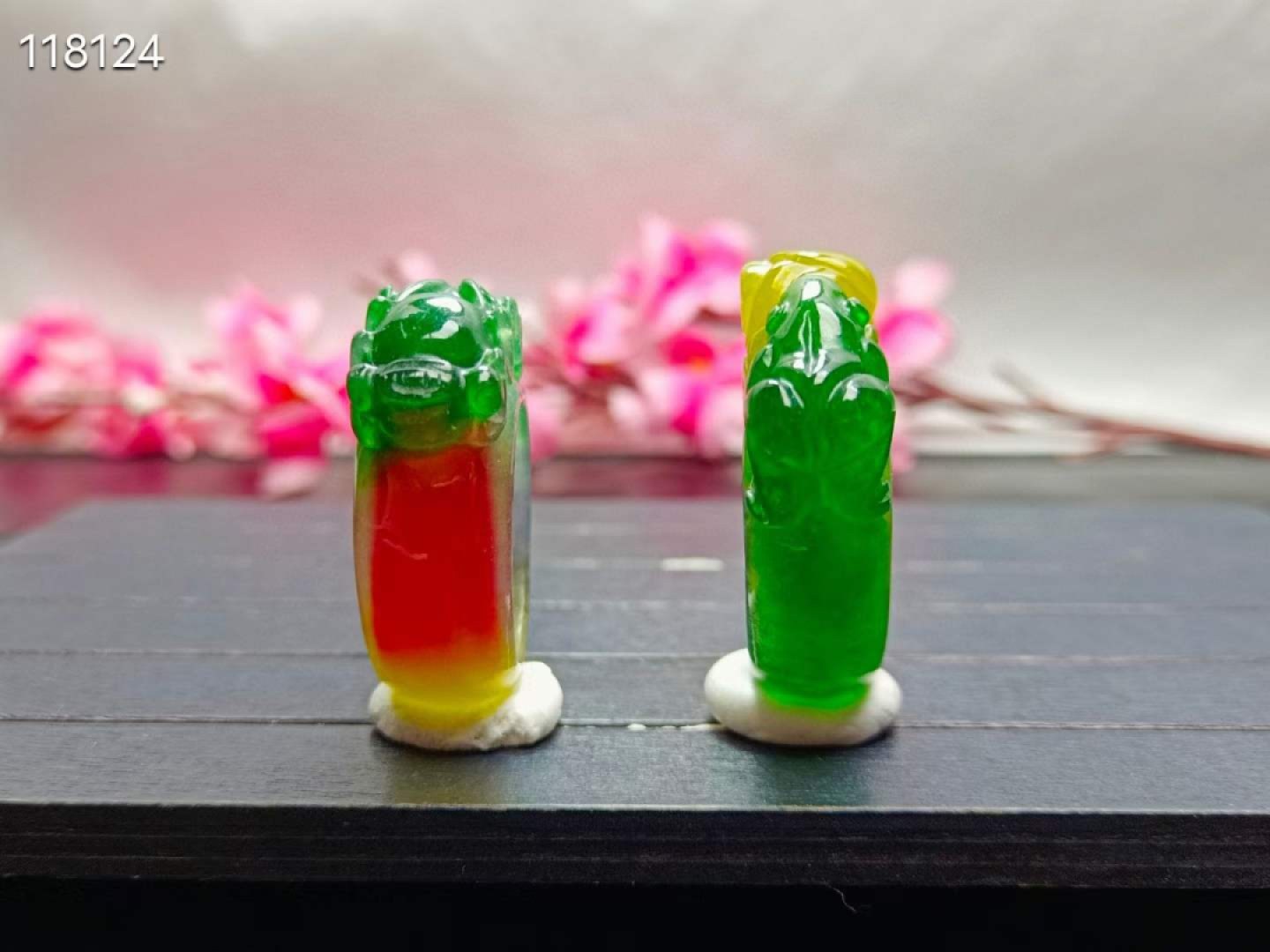 顶级龙石种多彩翡翠雕花马鞍戒指，水头超好，超级完美，整料雕刻