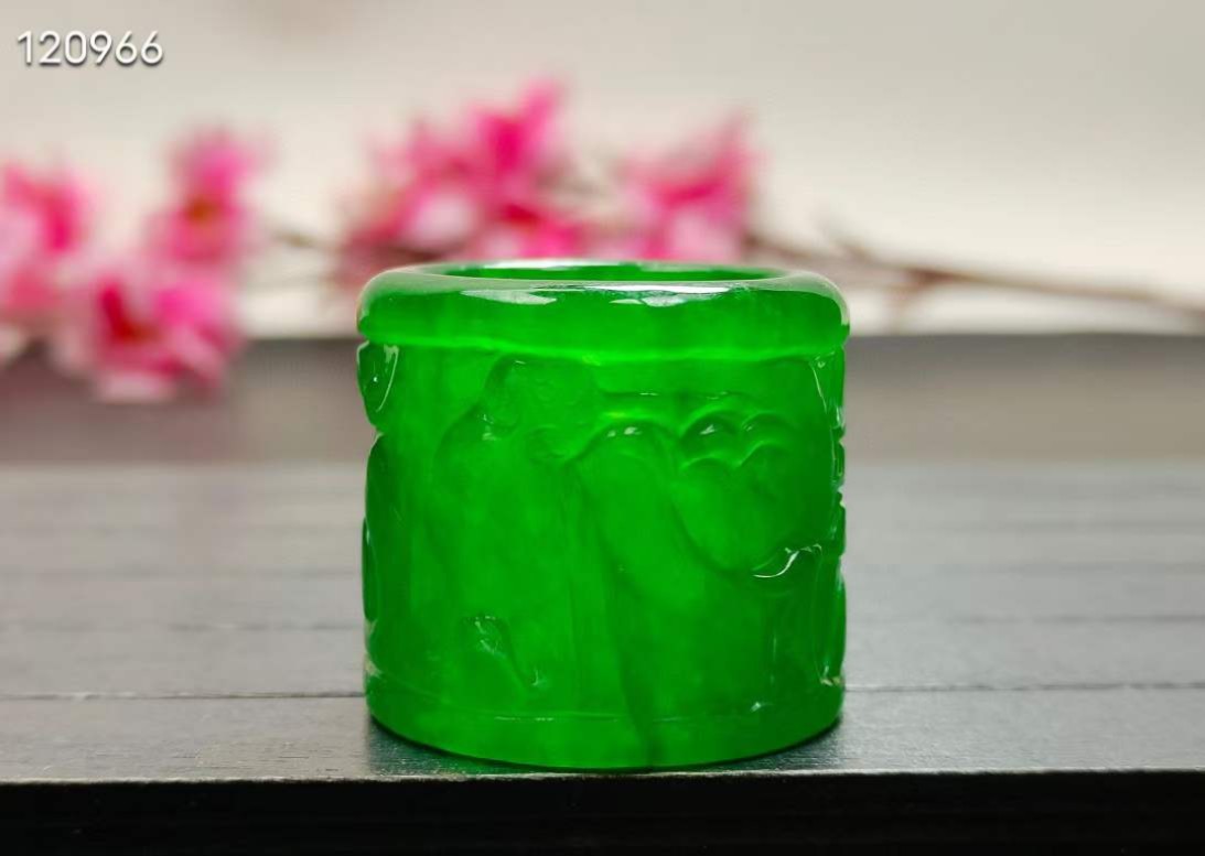 顶级龙石种帝王绿翡翠扳指，水头超好，超级完美，整料雕刻，重36.4克