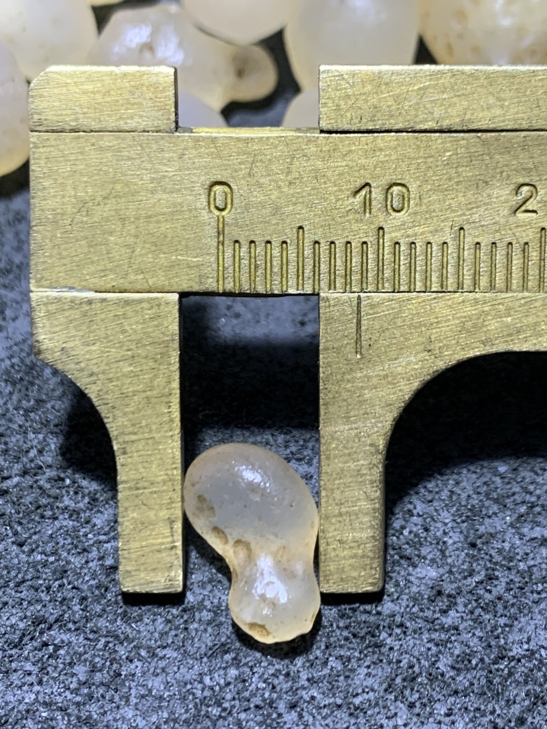 精美天然戈壁白玛瑙葫芦形原石一组，