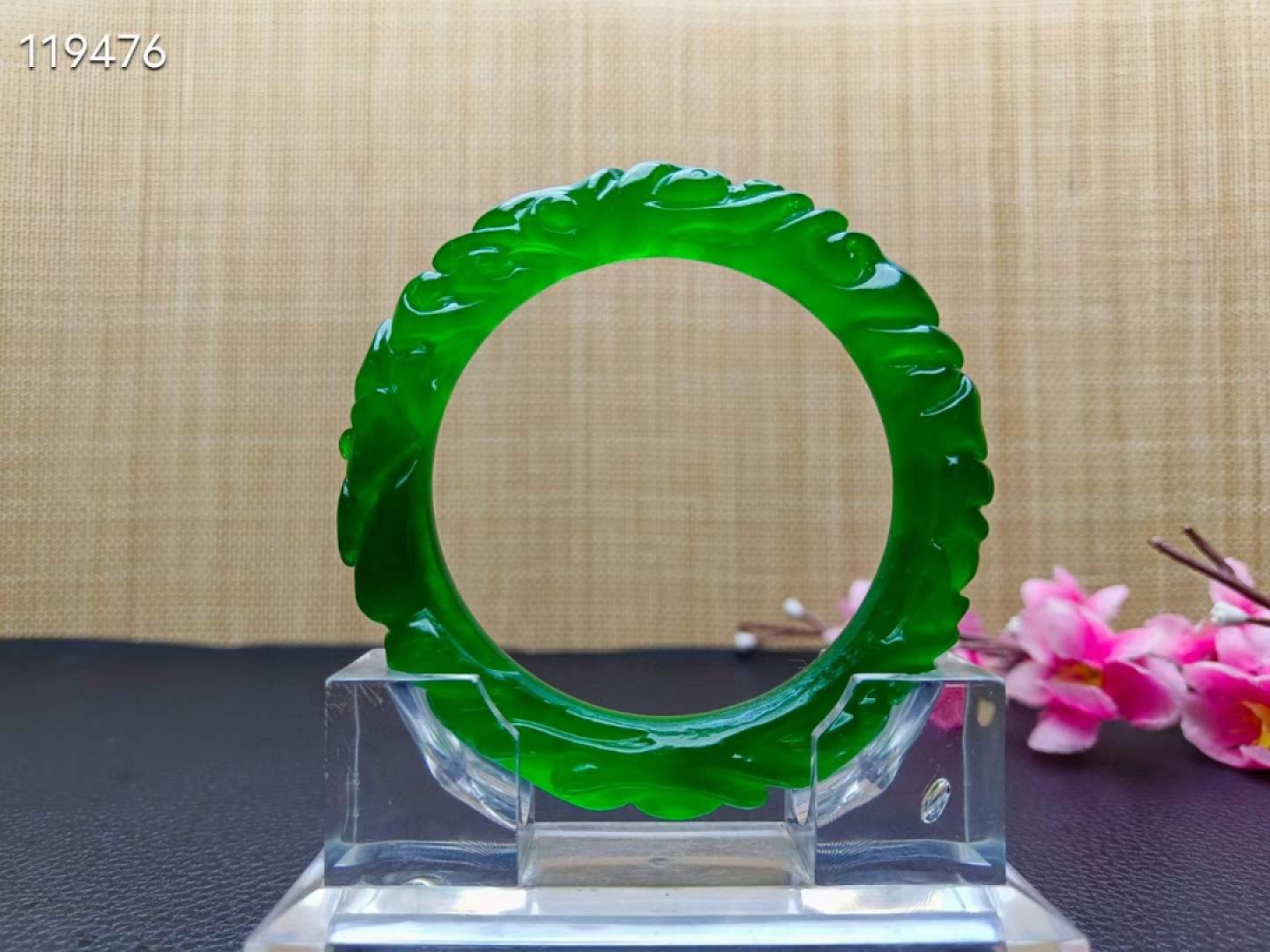顶级龙石种祖母绿翡翠雕花手镯一对，满工雕刻，超级完美，水头超好，莹光感超强，重74.9/78.2克，口径60