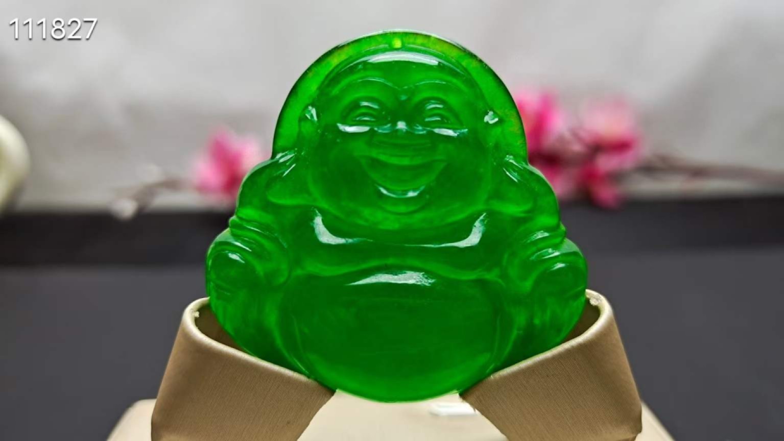 冰种帝王绿翡翠弥勒佛挂件，整料雕刻，水头超好，完美