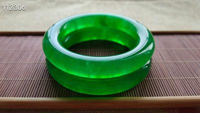 龙石种帝王绿翡翠手镯一对，水头超好，超级完美，114.5/111.4 龙石种帝王绿翡翠手镯一对，水头超好，超级完美，114.5/111.4