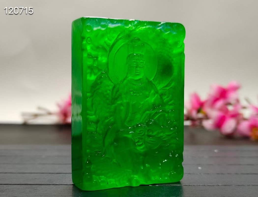 顶级龙石种帝王绿翡翠佛挂件，整料雕刻，水头超好，超级完美，重101.9克