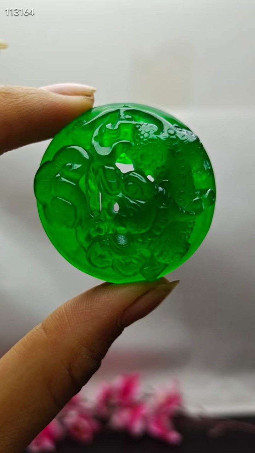 顶级龙石种帝王绿翡翠挂件，整料镂空雕刻，水头超好，超级完美