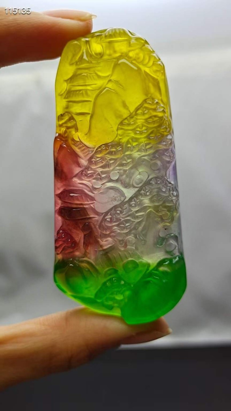 顶级龙石种多彩超大超厚翡翠山水牌，整料雕刻，水头超好，超级完美，重71.5克