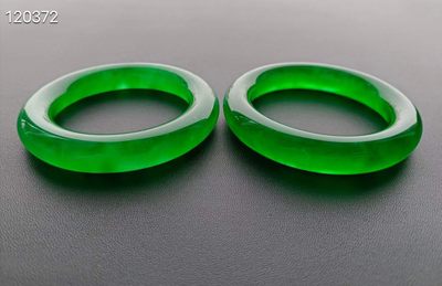 龙石种帝王绿翡翠手镯一对，水头超好，超级完美 93.2/91.2克，口径54/56.5 龙石种帝王绿翡翠手镯一对，水头超好，超级完美 93.2/91.2克，口径54/56.5