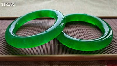 龙石种帝王绿翡翠手镯一对，水头超好，超级完美，114.5/111.4 龙石种帝王绿翡翠手镯一对，水头超好，超级完美，114.5/111.4