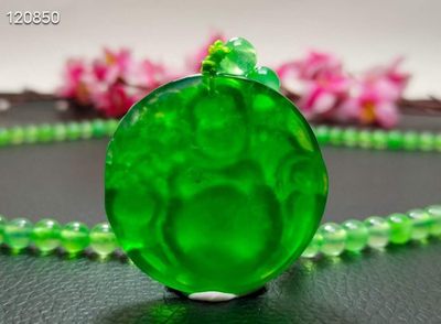 顶级龙石种帝王绿翡翠弥勒佛项链，整料雕刻，水头超好，超级完美，重100克 顶级龙石种帝王绿翡翠弥勒佛项链，整料雕刻，水头超好，超级完美，重100克