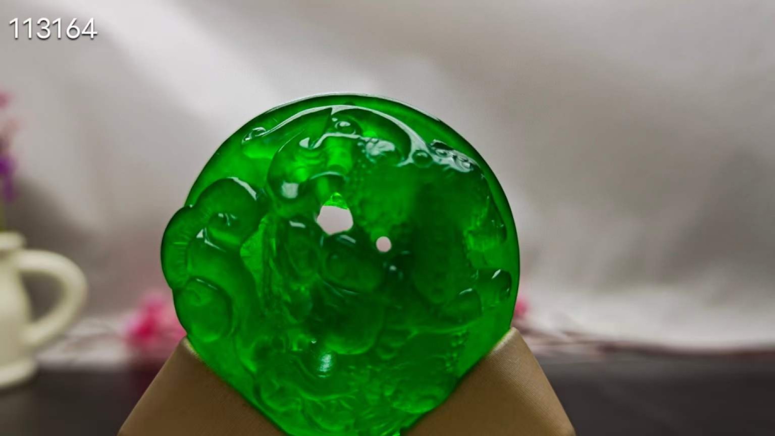 顶级龙石种帝王绿翡翠挂件，整料镂空雕刻，水头超好，超级完美