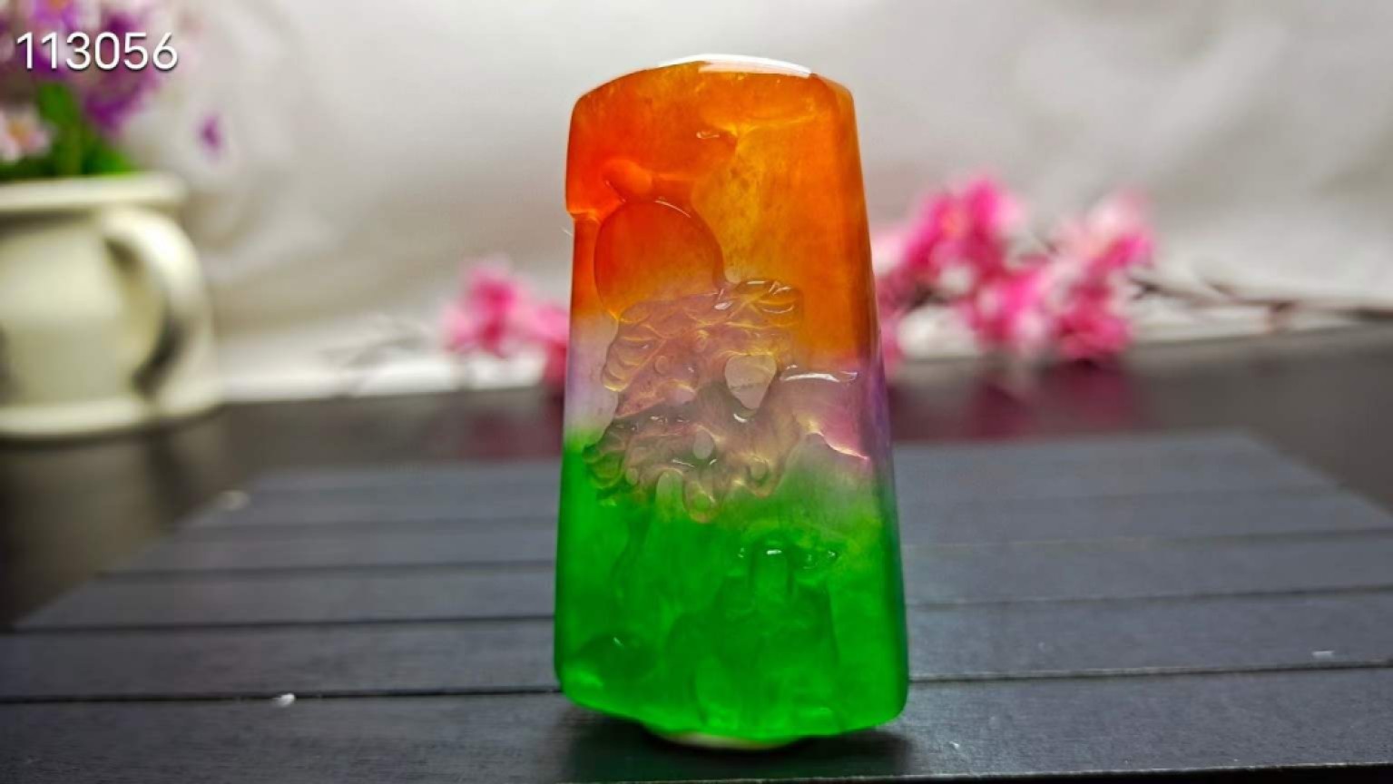 顶级龙石种多彩翡翠挂件，整料雕刻，水头超好，超级完美