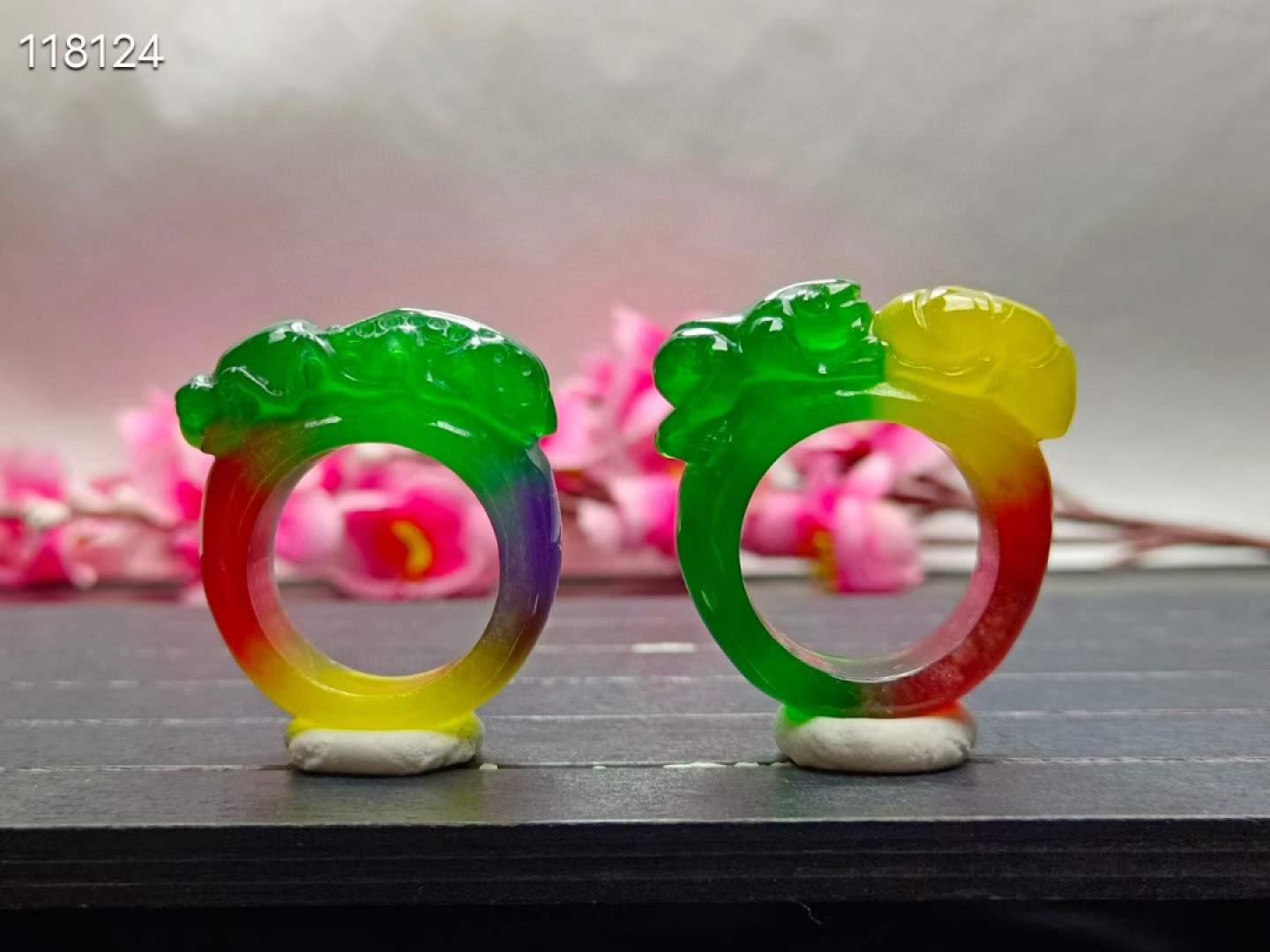顶级龙石种多彩翡翠雕花马鞍戒指，水头超好，超级完美，整料雕刻