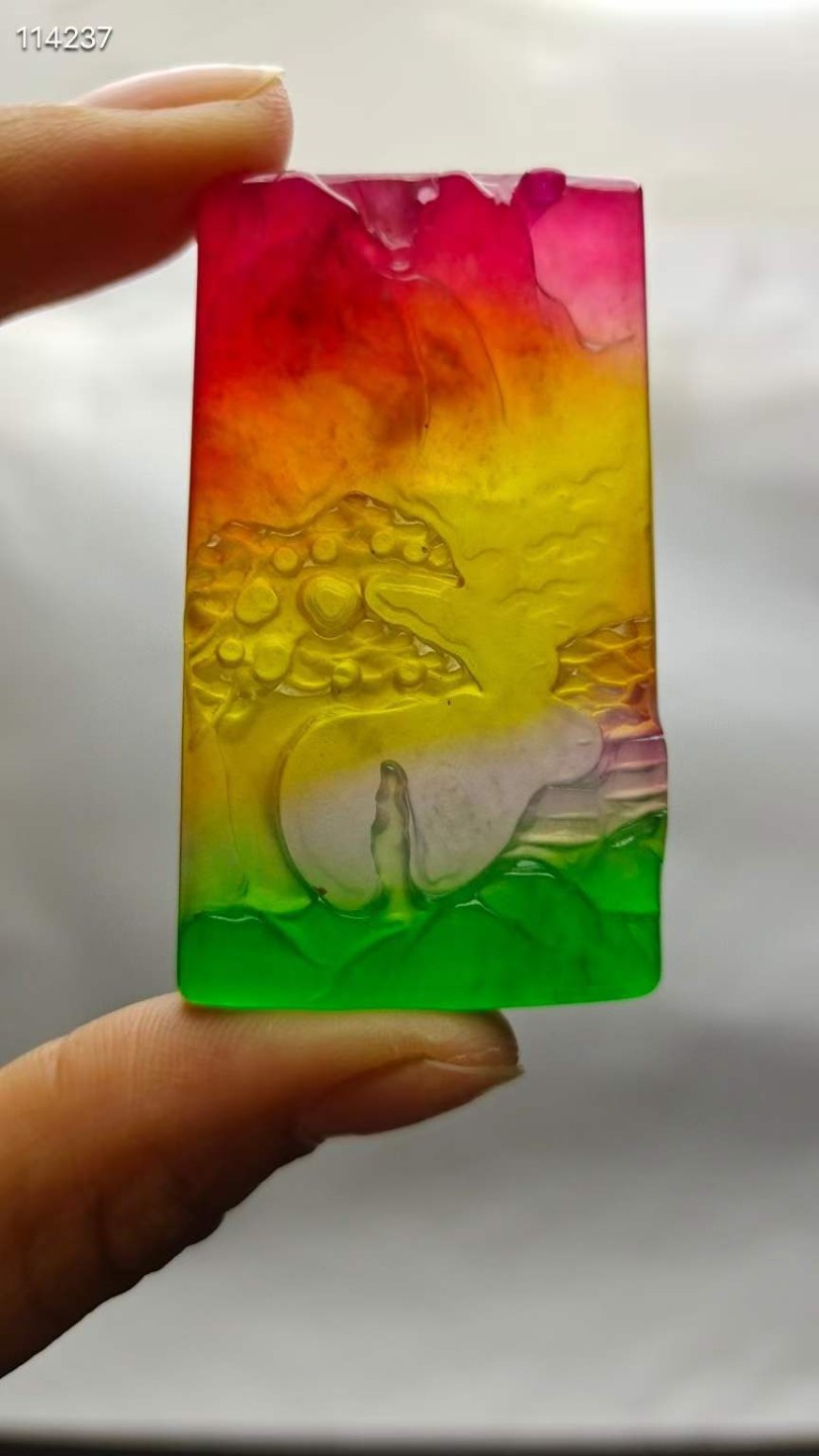 顶级龙石种多彩翡翠山水牌，整料雕刻，水头超好，超级完美