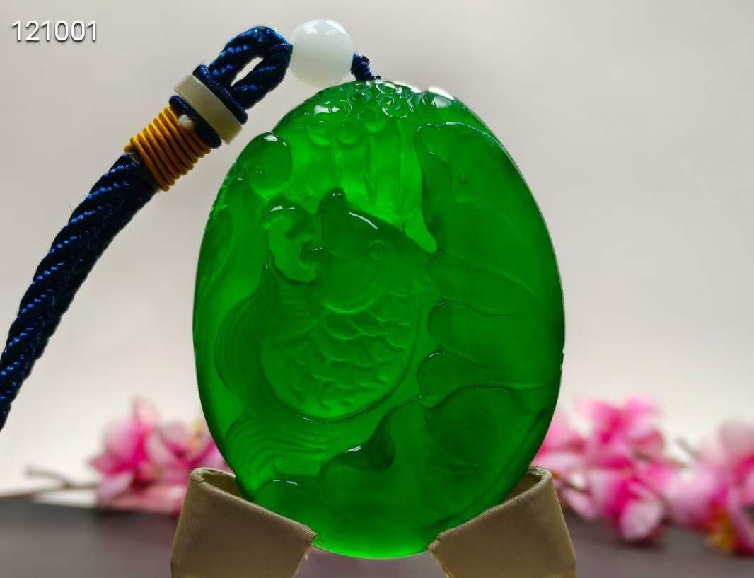 顶级龙石种帝王绿翡翠“连年有余”手把件，整料雕刻，水头超好，超级完美，重107克