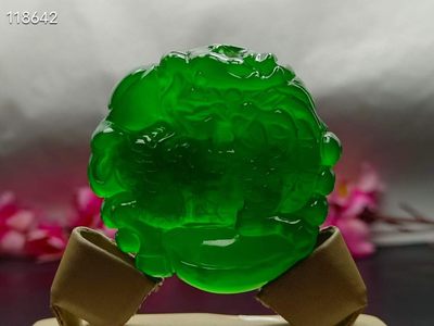 顶级龙石种祖母绿翡翠“瑞兽呈祥”挂件，整料雕刻，水头超好，超级完美，高浮雕，重73.7克 顶级龙石种祖母绿翡翠“瑞兽呈祥”挂件，整料雕刻，水头超好，超级完美，高浮雕，重73.7克