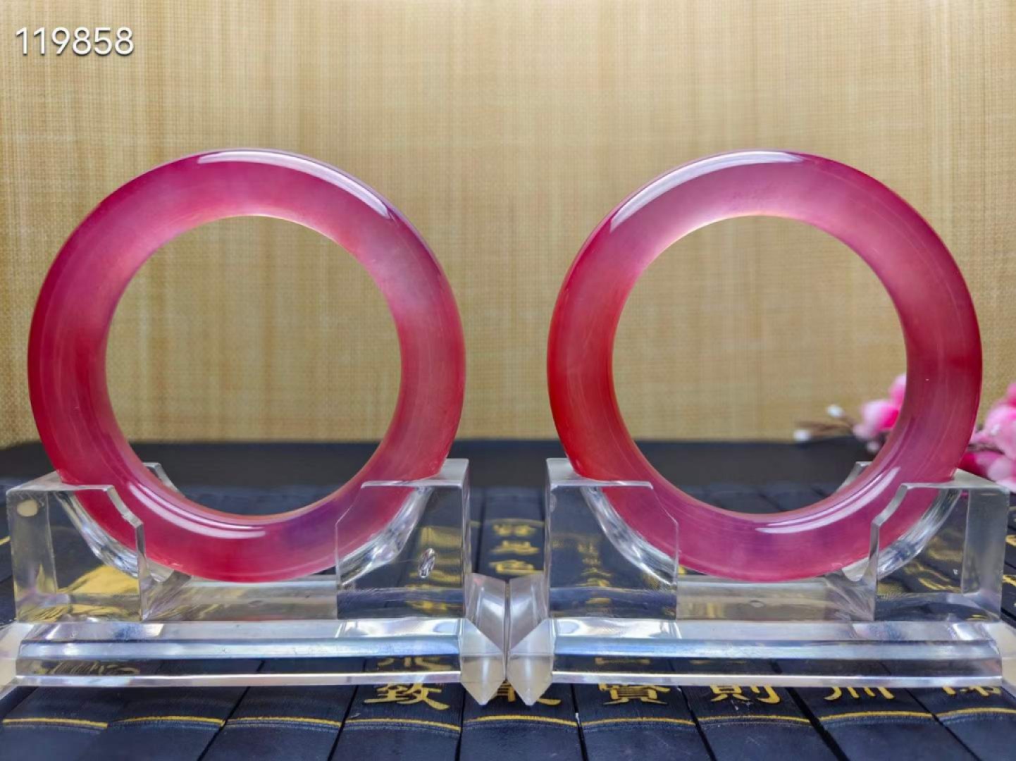 龙石种桃红翡翠手镯一对，水头超好，莹光感超强，重99.3/90.4克