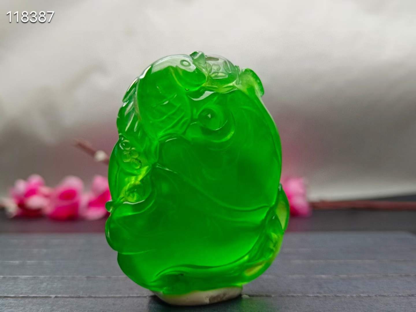 超大超厚顶级龙石种帝王绿翡翠“年年有余”挂件，整料雕刻，莹光感超强，水头超好，超级完美，重77.7克
