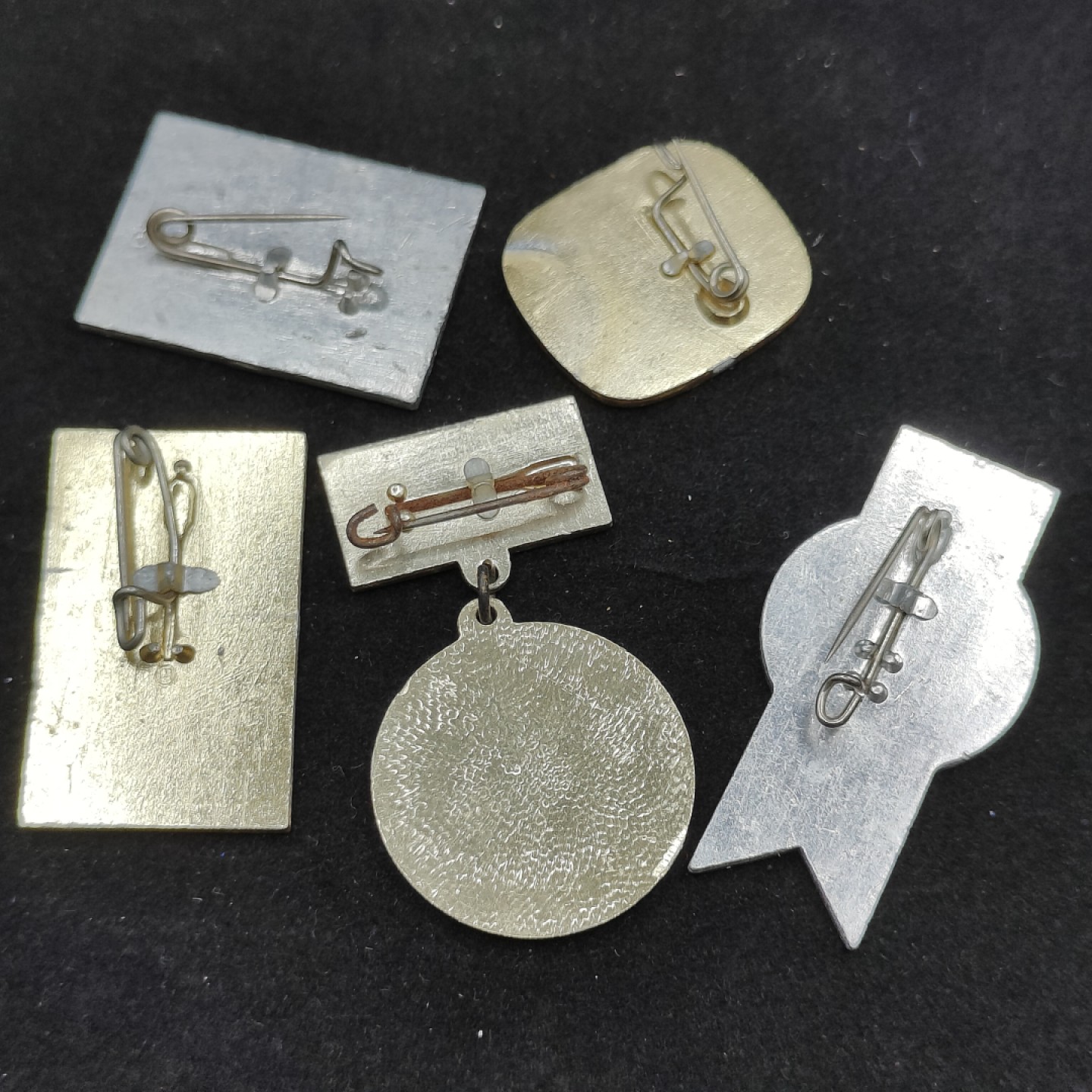 全场0元起拍 第48期 咸鱼国勋章拍卖专场 4月19日（周三）下午6：00开始 东德建国17-21纪念章一组