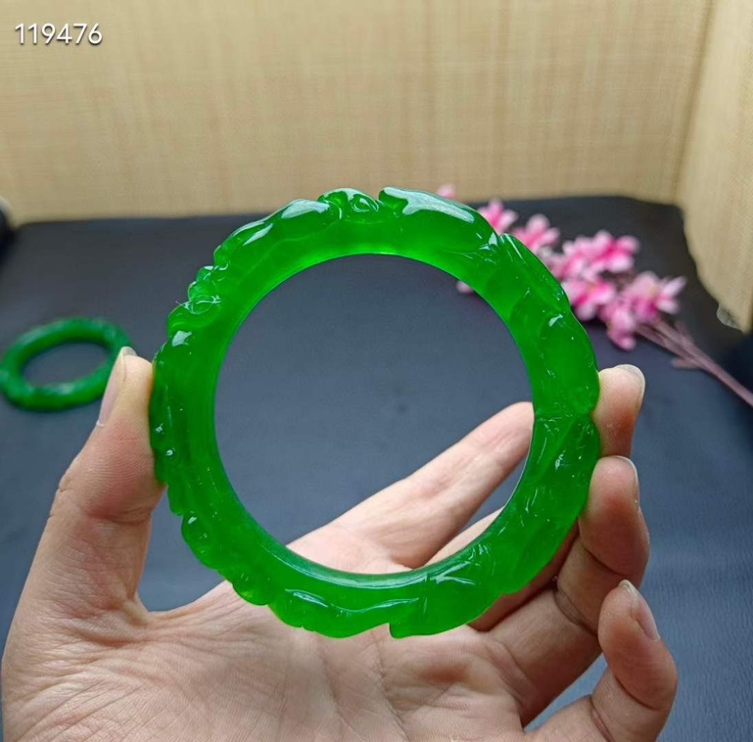 顶级龙石种祖母绿翡翠雕花手镯一对，满工雕刻，超级完美，水头超好，莹光感超强，重74.9/78.2克，口径60