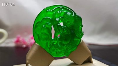 顶级龙石种帝王绿翡翠挂件，整料镂空雕刻，水头超好，超级完美 顶级龙石种帝王绿翡翠挂件，整料镂空雕刻，水头超好，超级完美