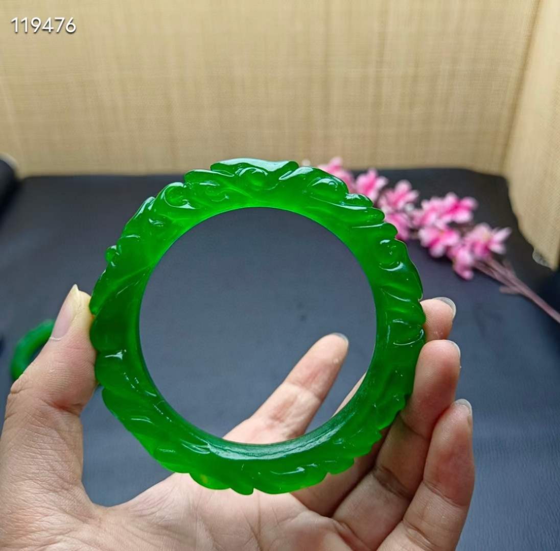 顶级龙石种祖母绿翡翠雕花手镯一对，满工雕刻，超级完美，水头超好，莹光感超强，重74.9/78.2克，口径60