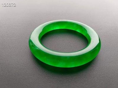 龙石种帝王绿翡翠手镯一对，水头超好，超级完美 93.2/91.2克，口径54/56.5 龙石种帝王绿翡翠手镯一对，水头超好，超级完美 93.2/91.2克，口径54/56.5