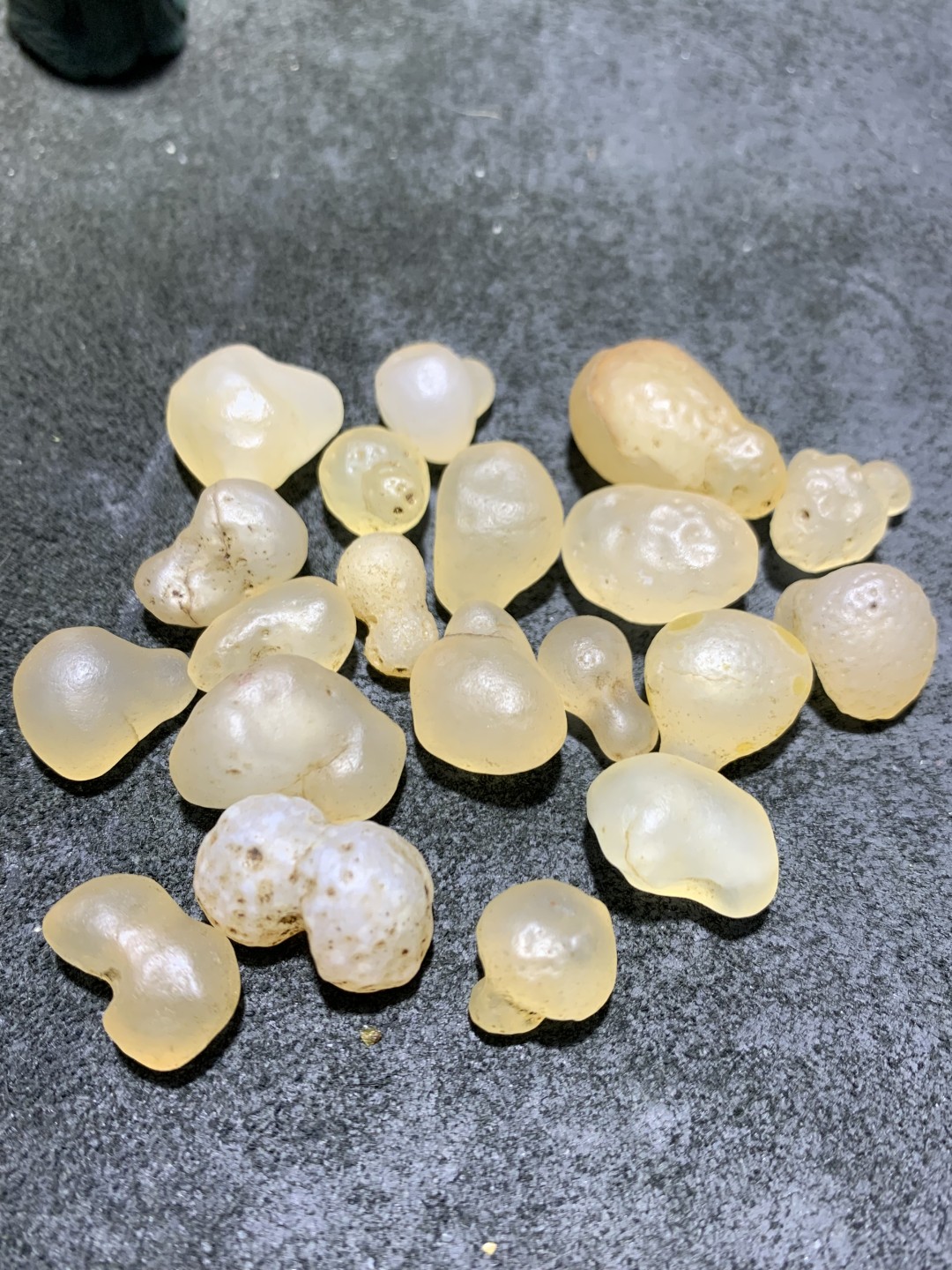 精美天然戈壁白玛瑙葫芦形原石一组，
