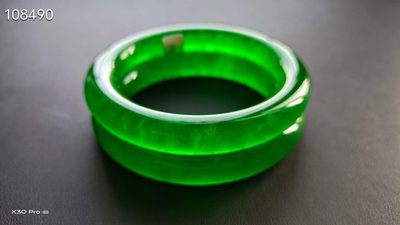 龙石种帝王绿翡翠手镯一对，水头超好，超级完美80.7/78.9 龙石种帝王绿翡翠手镯一对，水头超好，超级完美80.7/78.9