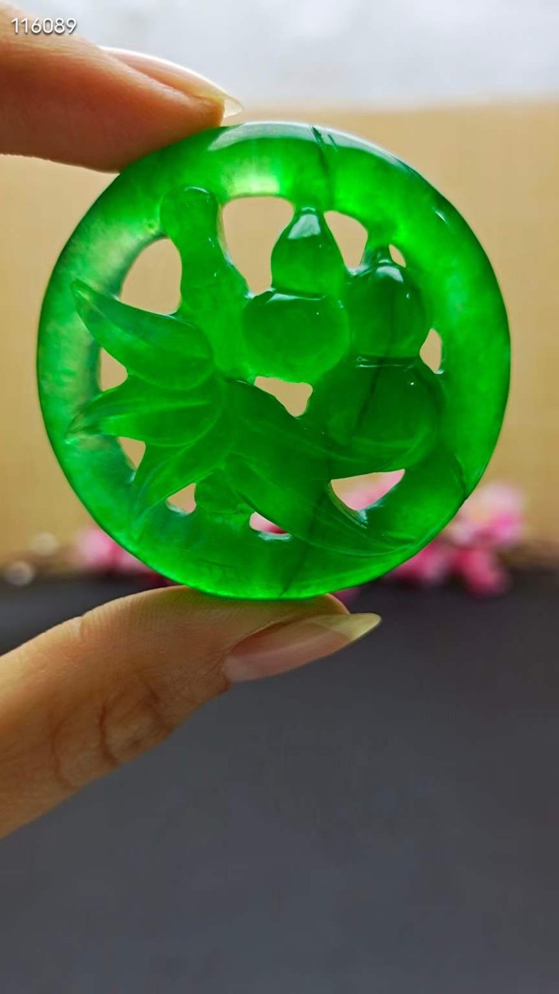 龙石种帝王绿翡翠镂空挂件，整料雕刻，水头超好，超级完美，起莹光