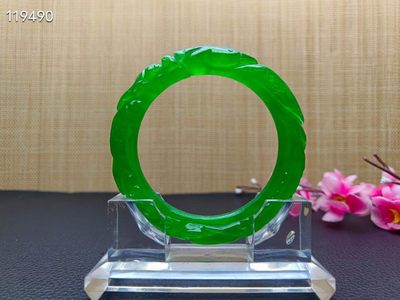 顶级龙石种祖母绿翡翠雕花手镯一对，满工雕刻，超级完美，水头超好，莹光感超强，重70.7/71克，口径61 顶级龙石种祖母绿翡翠雕花手镯一对，满工雕刻，超级完美，水头超好，莹光感超强，重70.7/71克，口径61