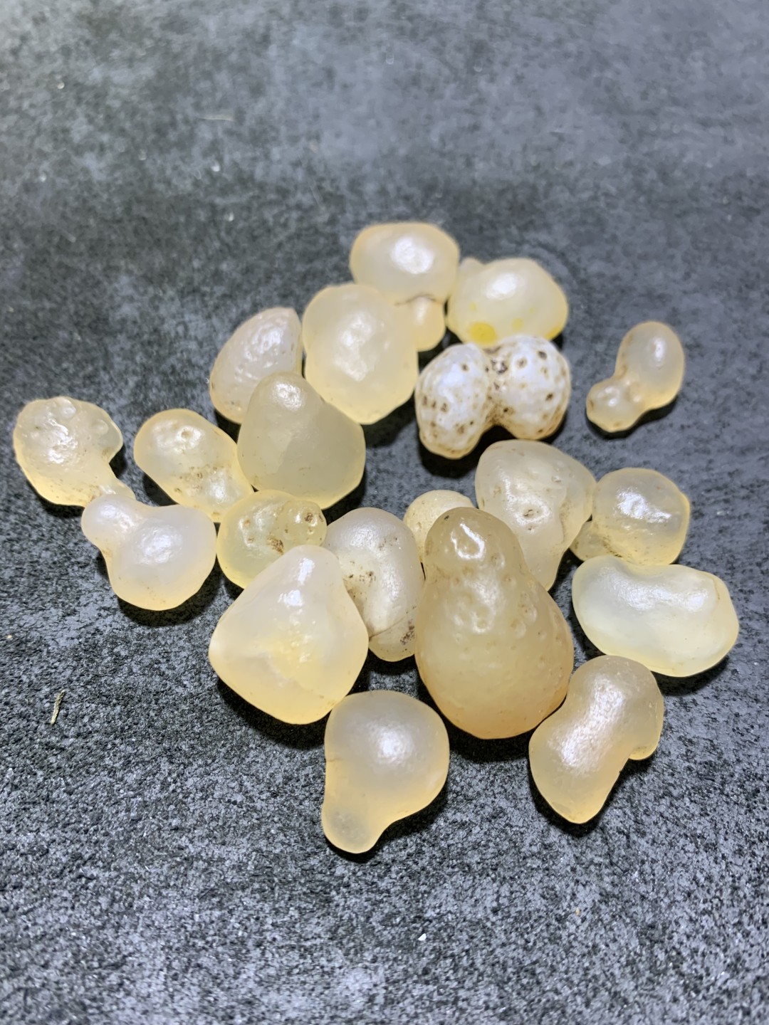 精美天然戈壁白玛瑙葫芦形原石一组，