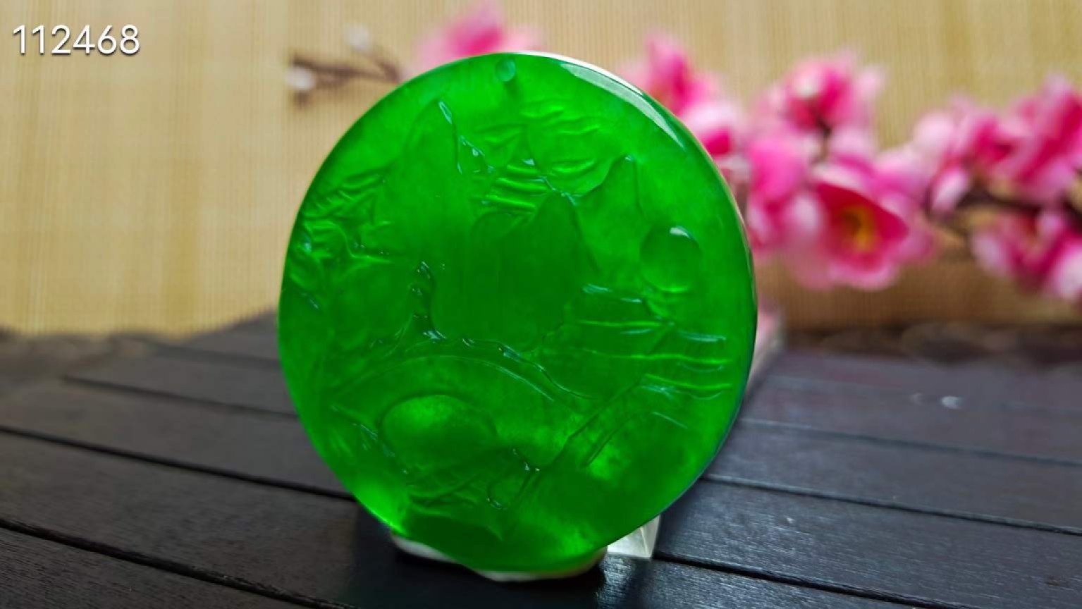 龙石种帝王绿翡翠山水牌，整料雕刻，水头超好，超级完美